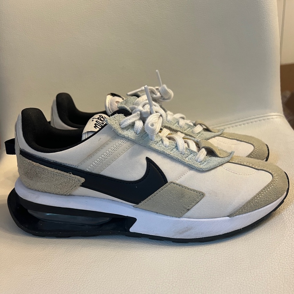 Air Max Pre-Day
Light Bone - Men’s 7 / Woman’s 8.5